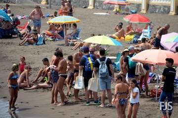 El Ayuntamiento impulsa una nueva campaña de concienciación medioambiental en las playas del municipio (Foto TA)
